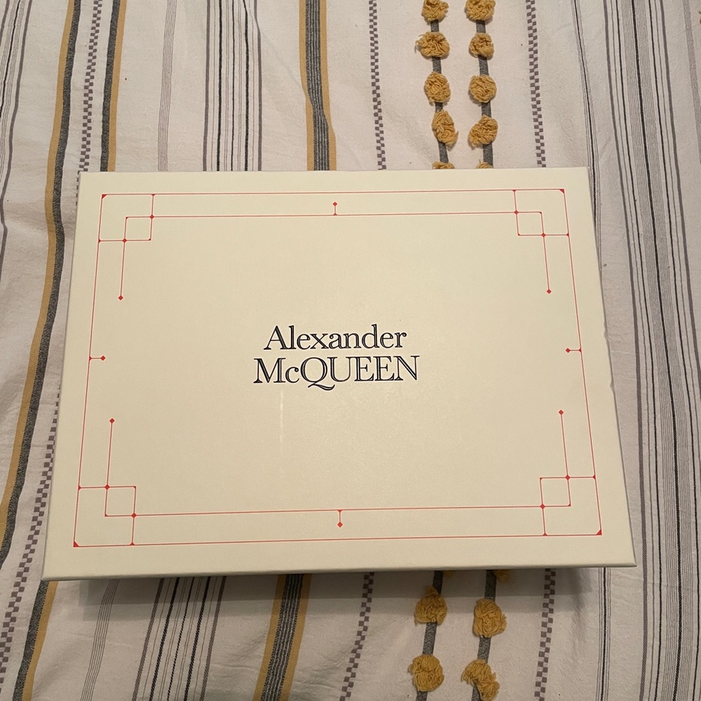 100% authentic! Worn ONCE for graduation pictures